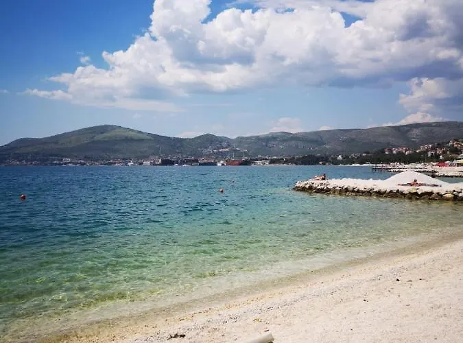 Penthouse Christina With Pool - Large Sunny Terrace - Seaview - 250m To And Restaurants - Free Parking - And Ciovo - 15 Minutes To Airport Appartement *